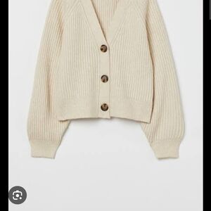 Light Cream Button-Up Cardigan with V-Neck and Chunky Knit